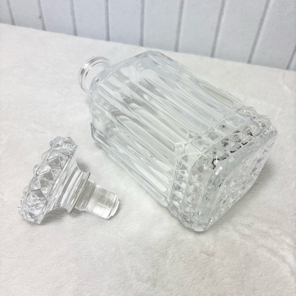 Mikasa Crystal Pattern Blown Decanter with stopper. - Picture 6 of 8